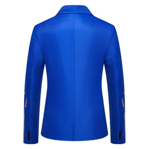 Vista dettagliata blazer blu reale uomo, retro della giacca da abito elegante con ricamo.