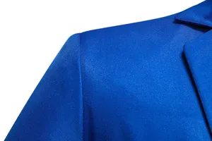 Primo piano sulla spalla della giacca da abito da uomo blu royal, trama fine.