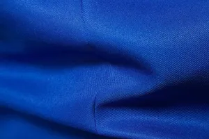 Dettaglio tessuto abito uomo blu, visualizzazione trama materiale blazer twill premium.