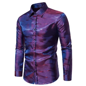 Vista detallada del cuello y del tejido de la camisa jacquard morada y azul para hombres.