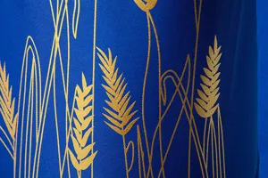 Splendido dettaglio del tessuto del blazer blu da uomo con elegante stampa di grano dorato.
