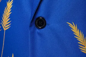 Primo piano dei dettagli della giacca da uomo blu con motivo a grano dorato e bottone.