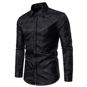 Vista de cerca detallada de la camisa negra de hombre que destaca el tejido jacquard texturizado.
