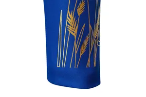 Dettaglio del polsino della giacca da uomo blu con ricamo dorato a motivi di spighe.