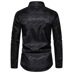 Vista trasera detallada de una camisa negra de manga larga con jacquard y textura.