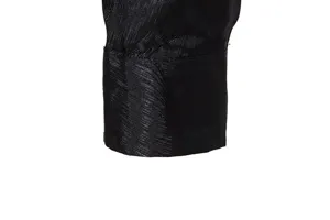 Primer plano detallado de la textura de la manga de la camisa informal jacquard negra.