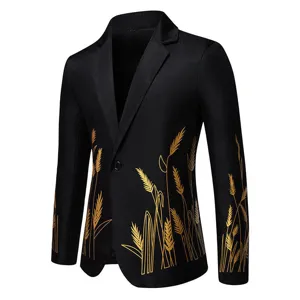 Dettaglio giacca blazer uomo nera, motivo grano dorato, stile elegante, maniche lunghe.