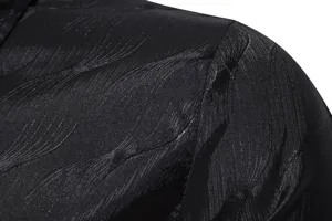 Primer plano detallado de la camisa negra de jacquard para hombre con textura unica.