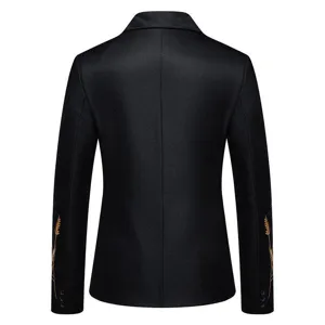 Giacca da abito uomo nera dettaglio, elegante ricamo dorato sulla manica, taglio classico.
