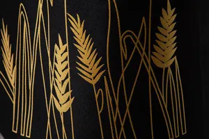 Primo piano del tessuto per abito da uomo con elegante stampa dorata di grano.