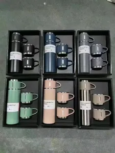 Sechs 500ml Edelstahl-Vakuumflaschen-Geschenksets mit passenden Bechern in diversen Farben