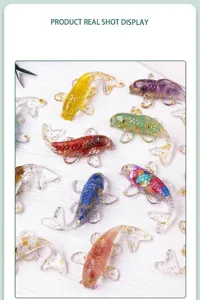 Collectie kleurrijke hars koi vis ornamenten met bladgoud en natuurlijke kristallen erin