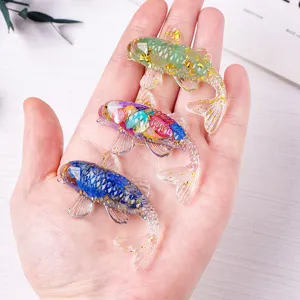Set van drie kleurrijke hars koi vis ornamenten met natuurlijke kristalstenen en goudvlokken