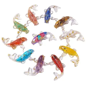 Handgemaakte hars koi vissen beelden met natuurlijke kristalchips en goudfolie, set van 10