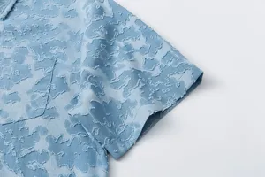 Camicia da uomo a maniche corte vintage effetto vissuto con dettaglio del tessuto strutturato.
