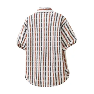 Heren gebreid gestreept korter mouw casual overhemd achterkant detail verticaal patroon.
