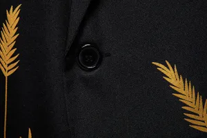 Giacca da abito uomo nera elegante con dettaglio di ricamo grano dorato e classico risvolto.