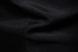 Primo piano dettagliato della trama del tessuto per blazer da uomo, finitura elegante.