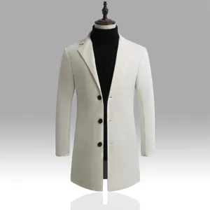 Homme coupe cintrée uni blanc manteau en laine trench d'hiver élégant avec pull col roulé.