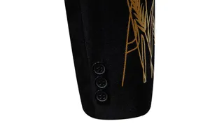 Dettaglio manica blazer da uomo con elegante stampa floreale dorata e bottoni chic.
