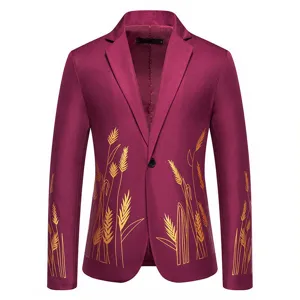 Giacca uomo bordeaux elegante con stampa di grano dorato, monopetto, stile fashion.