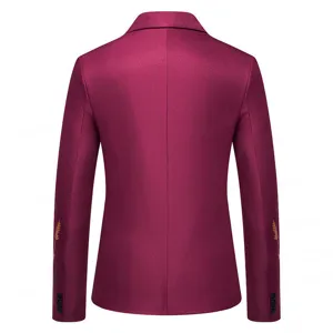Dettaglio della giacca blazer bordeaux da uomo con ricamo sulle maniche e bottoni.
