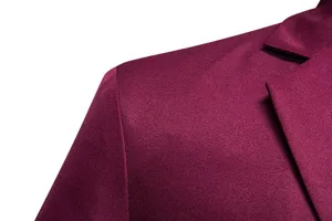 Dettaglio del tessuto della giacca da uomo con trama fine in twill e bavero classico.