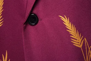 Dettaglio del tessuto della giacca da uomo bordeaux con stampa grano oro e bottone nero.