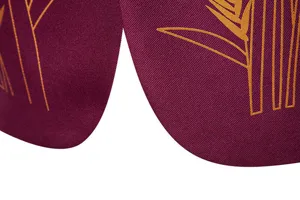 Primo piano dettagliato dell'orlo della giacca da abito bordeaux con stampa dorata.