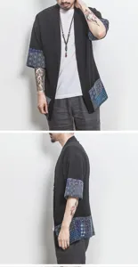 Vista detallada de cardigan negro lino algodon con punios patchwork estampados azules.