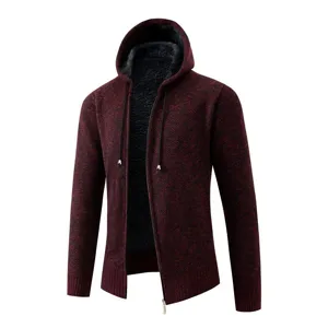 Dettaglio della felpa in maglia da uomo foderata in pile spesso con zip e cappuccio.