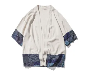 Vista detallada de la camisa cárdigan kimono de retazos de lino y algodón para hombre.