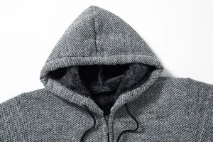 Dettaglio felpa con cappuccio felpata uomo, giacca maglia grigia calda e morbida.