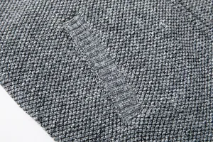 Primo piano dettagliato del tessuto in maglia grigia, abbigliamento invernale caldo
