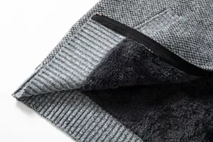 Vista dettagliata del cardigan in maglia da uomo foderato in pile spesso con zip.
