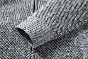 Primo piano del maglione da uomo in maglia, mostra polsini a costine e tessuto dettagli.