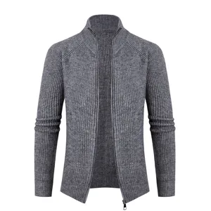 Gros plan sur tricot gris, cardigan zippé, col côtelé, style décontracté pour hommes.
