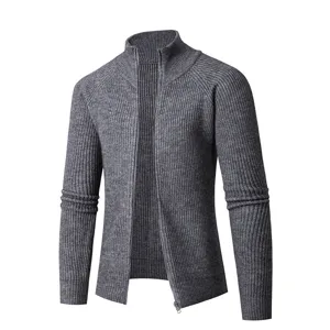 Vue detaillee du cardigan zippe gris fonce pour homme, col montant et texture en maille.