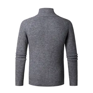 Pull-over en tricot gris uni pour homme détail de vue arrière à col montant décontracté.