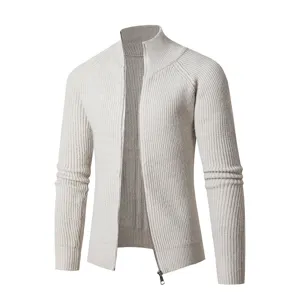 Détail cardigan zippé homme, col montant, maille côtelée unie, coupe élégante.