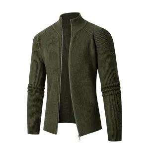 Vue détaillée du cardigan tricoté vert foncé pour homme avec fermeture éclair et texture côtelée.