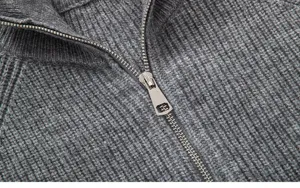 Vue détaillée d'un cardigan zippé en tricot côtelé gris pour homme avec col et fermeture éclair.