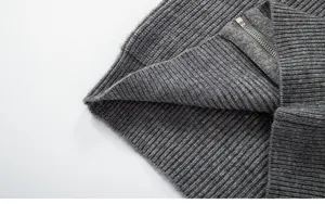 Gros plan detail d'un cardigan pull pour homme en maille côtelée grise avec fermeture éclair.