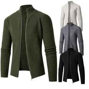 Détail cardigan tricoté homme, col montant, fermeture éclair, texture côtelée, multic.