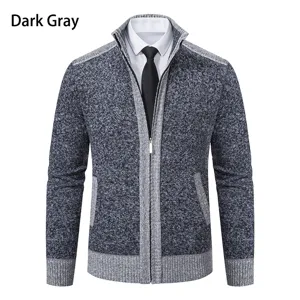 Détail de gilet en tricot pour homme gris foncé avec col montant et fermeture éclair.