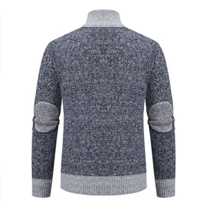Vue arrière détaillée du cardigan en tricot pour hommes avec coudières et col montant.