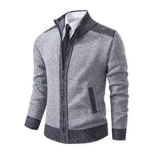 Detail gilet en maille homme, cardigan gris col stand fermeture eclair couleur contraste.