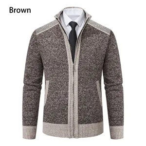 Gilet zippé en tricot marron pour homme, col montant, poches avant, style casual et élégant.