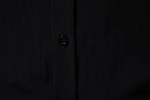 Zwarte katoen linnen overhemd detail stof knoop close-up ontwerp heren casual kleding