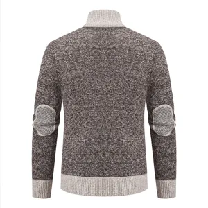 Cardigan tricoté pour homme vue arrière montrant le col montant et les patchs de coude.